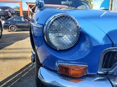 Pon's Auto Body & Repair Center
