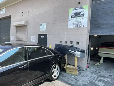 Que's Auto Body