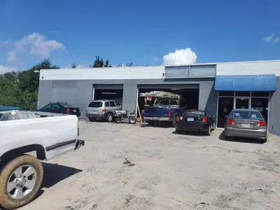 LA FAMILIA mechanic shop